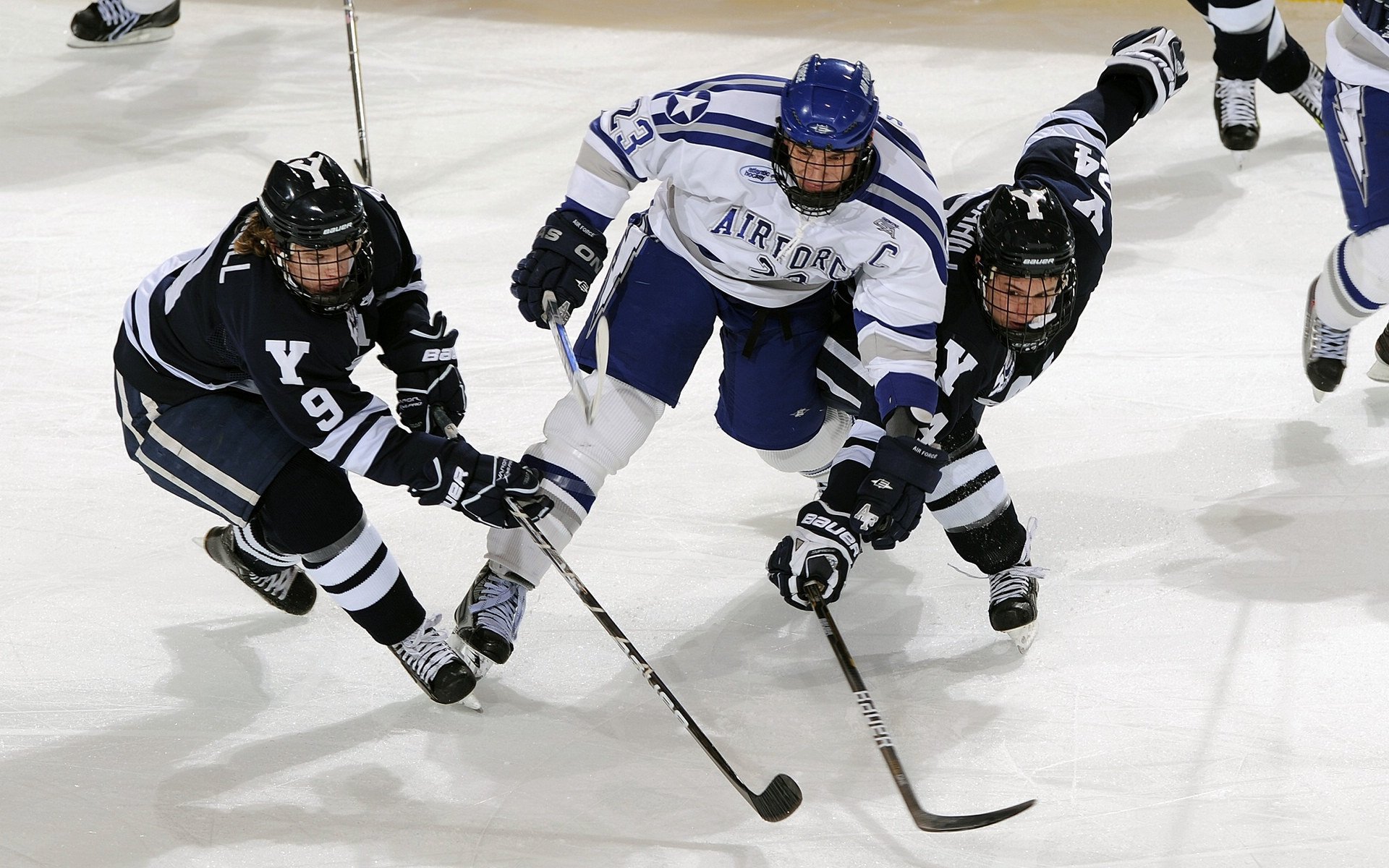 【比赛细节】攻防转换关键瞬间，运动员如何精准施术？，进攻型选手准备姿势要求运动员身体距离球台多少厘米
